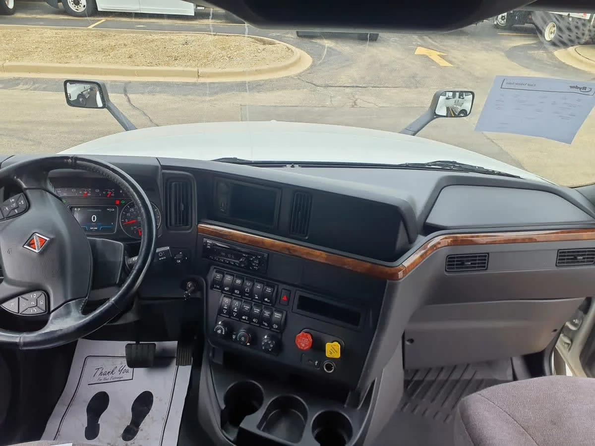 2020 International LT - image 7