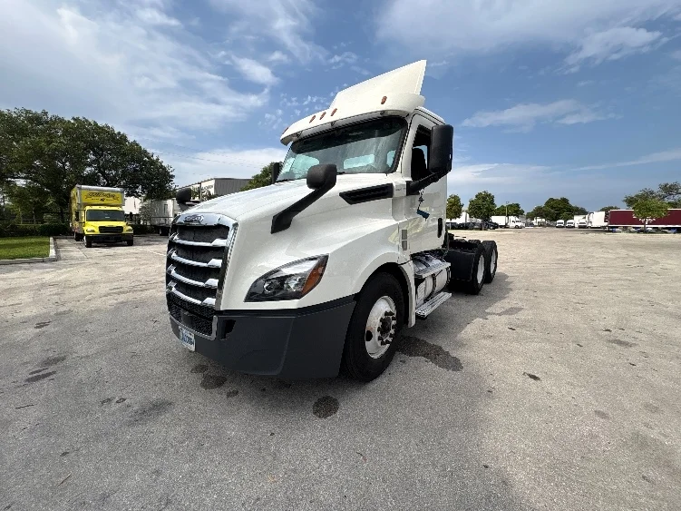 2019 Freightliner Cascadia in Pompano Beach, FL — photo 3