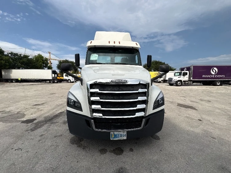 2019 Freightliner Cascadia in Pompano Beach, FL — photo 2