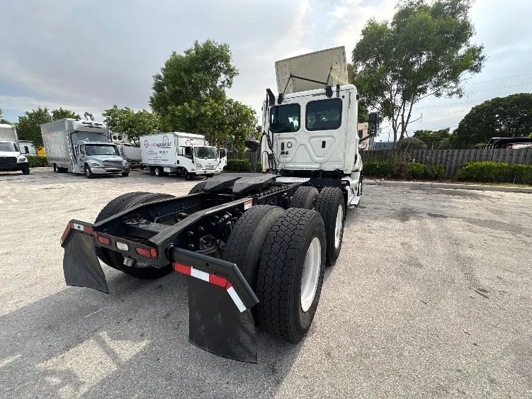 2019 Freightliner Cascadia in Pompano Beach, FL — photo 7