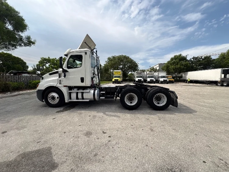 2019 Freightliner Cascadia in Pompano Beach, FL — photo 4