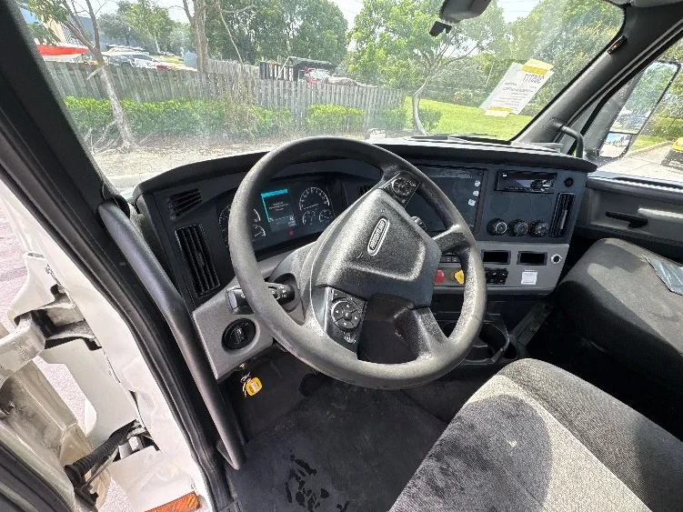 2019 Freightliner Cascadia in Pompano Beach, FL — photo 10