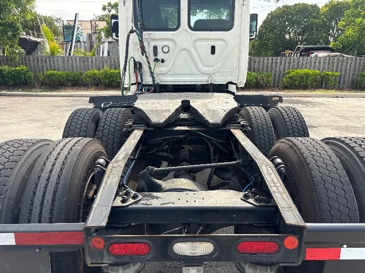 2019 Freightliner Cascadia in Pompano Beach, FL — photo 6