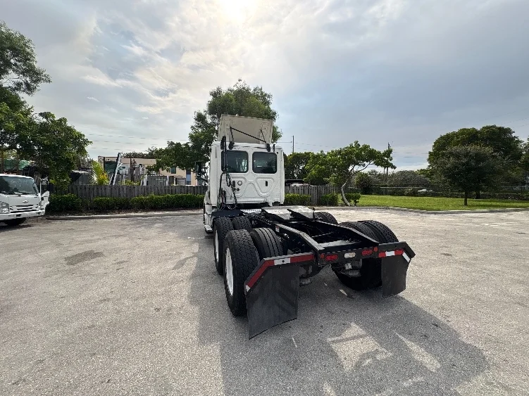 2019 Freightliner Cascadia in Pompano Beach, FL — photo 5