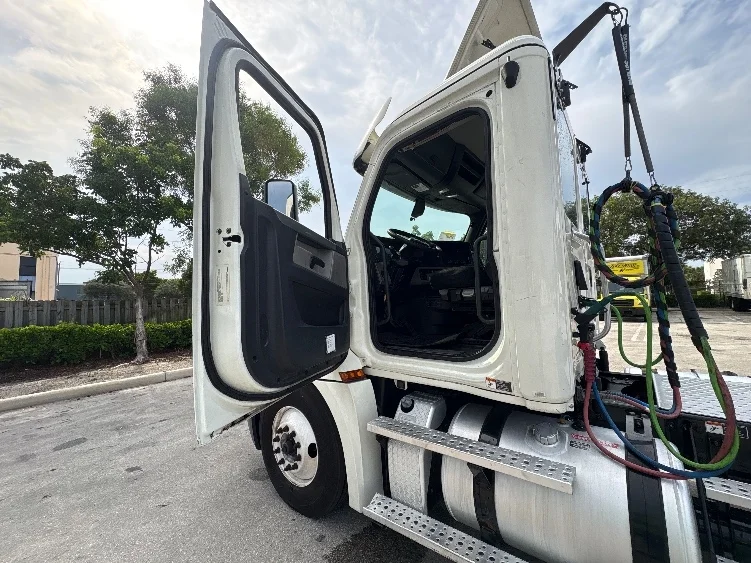2019 Freightliner Cascadia in Pompano Beach, FL — photo 9