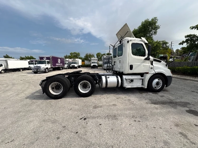 2019 Freightliner Cascadia in Pompano Beach, FL — photo 8