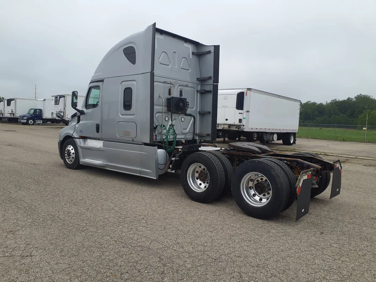 2020 Freightliner Cascadia in Wayland, MI — photo 6