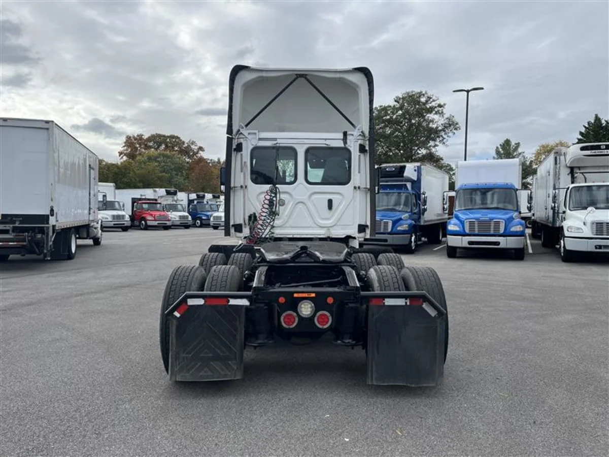 2019 Freightliner Cascadia - image 5