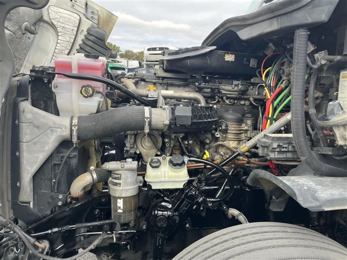 2019 Freightliner Cascadia - image 8