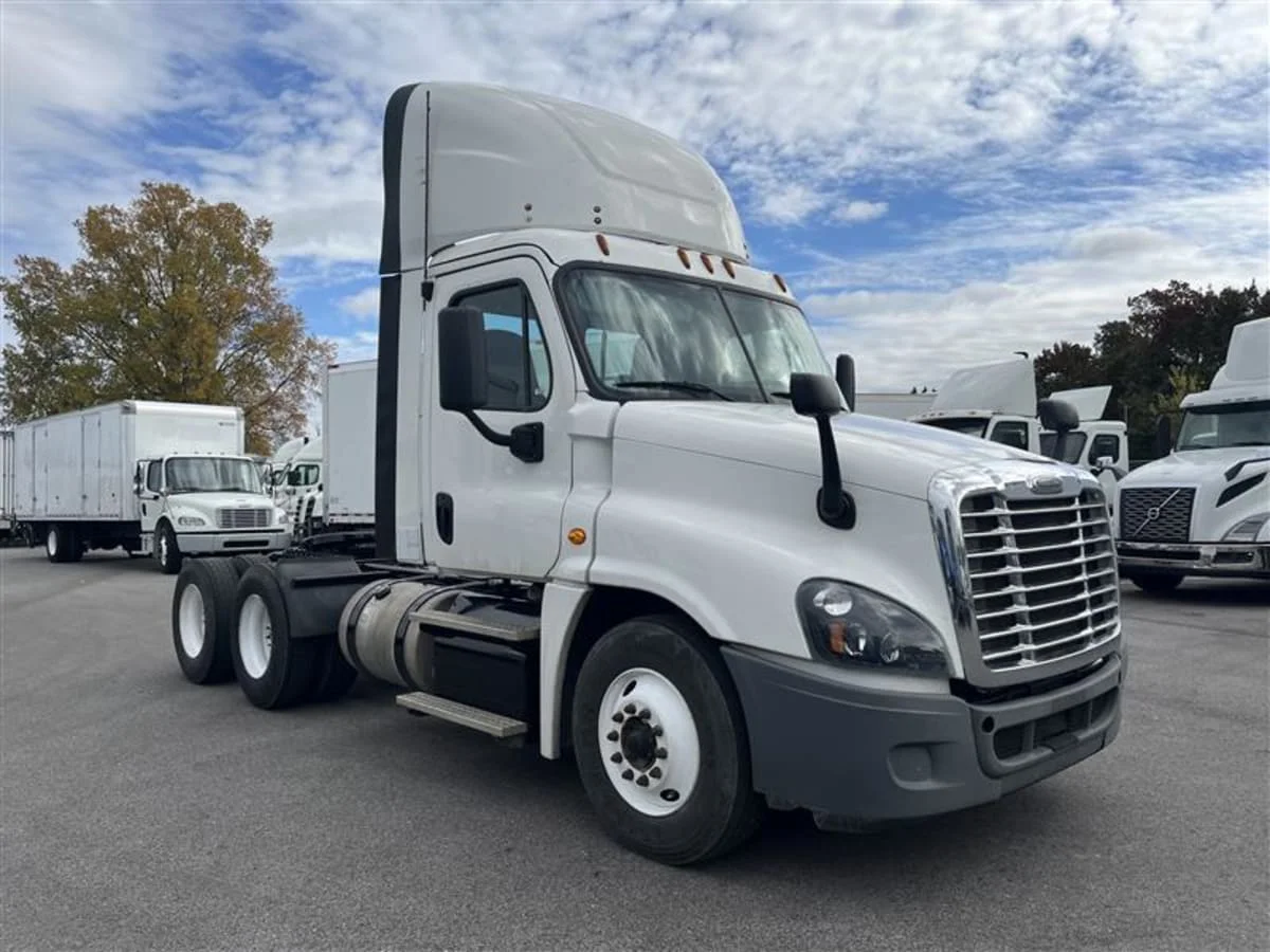 2019 Freightliner Cascadia - image 3