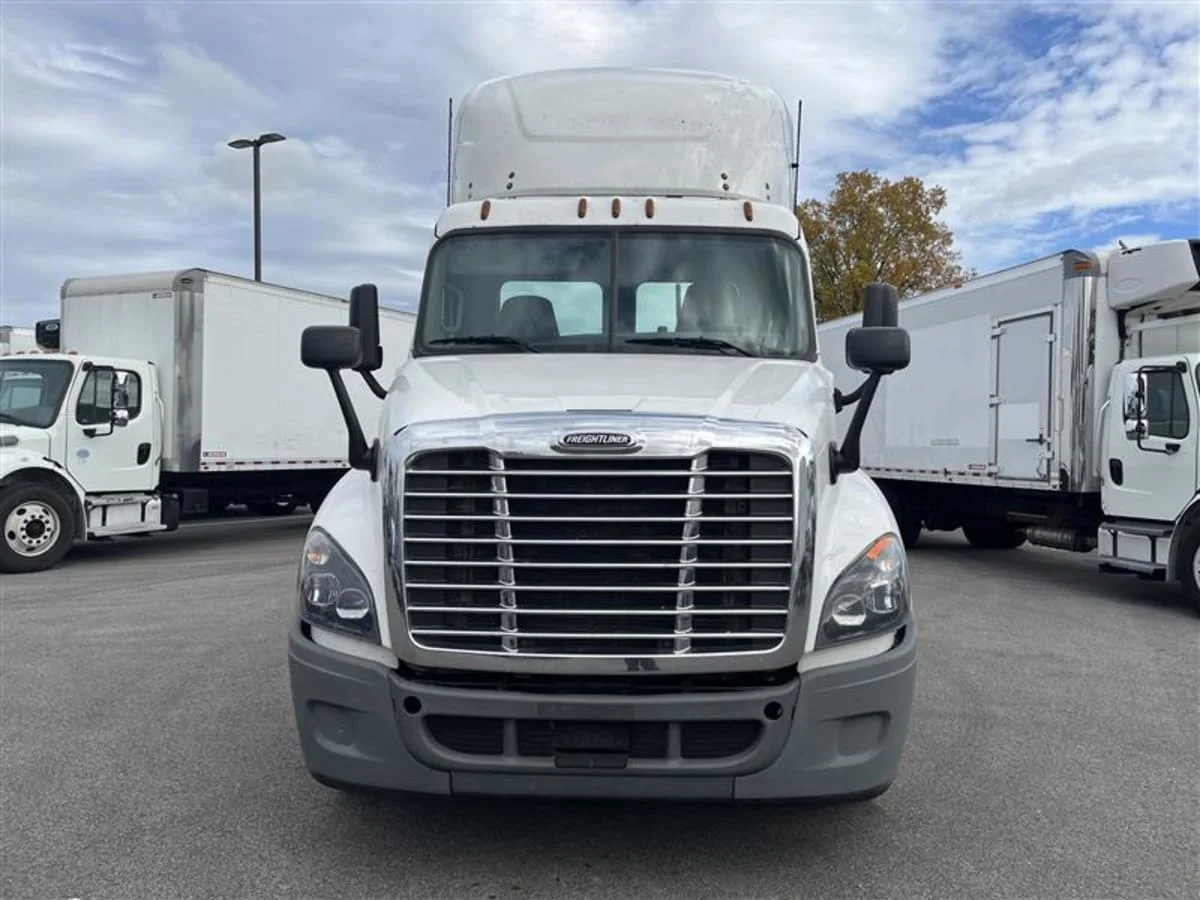 2019 Freightliner Cascadia - image 2