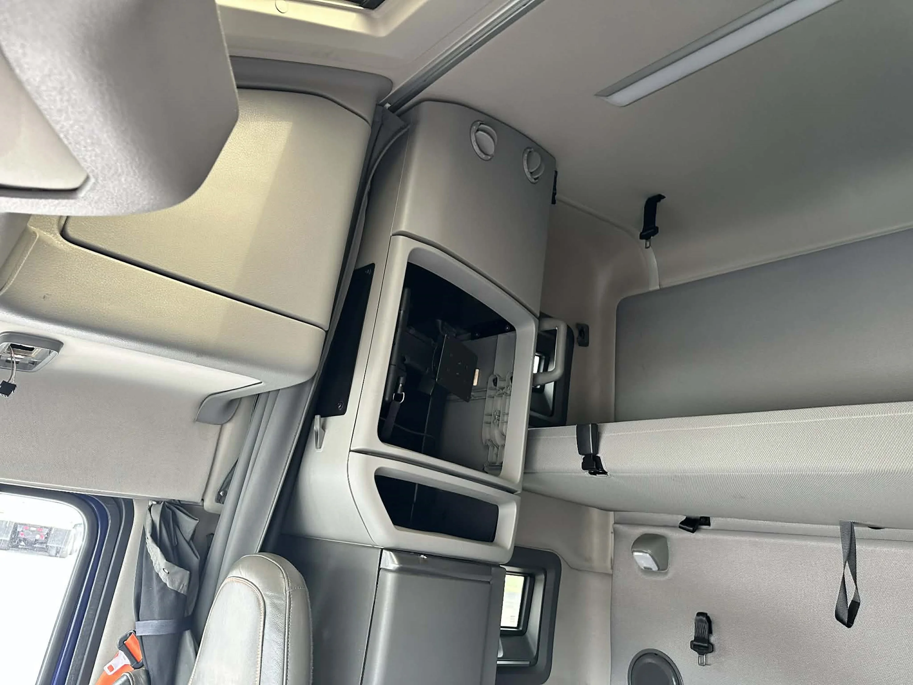 2019 Volvo VNL 760 - image 11