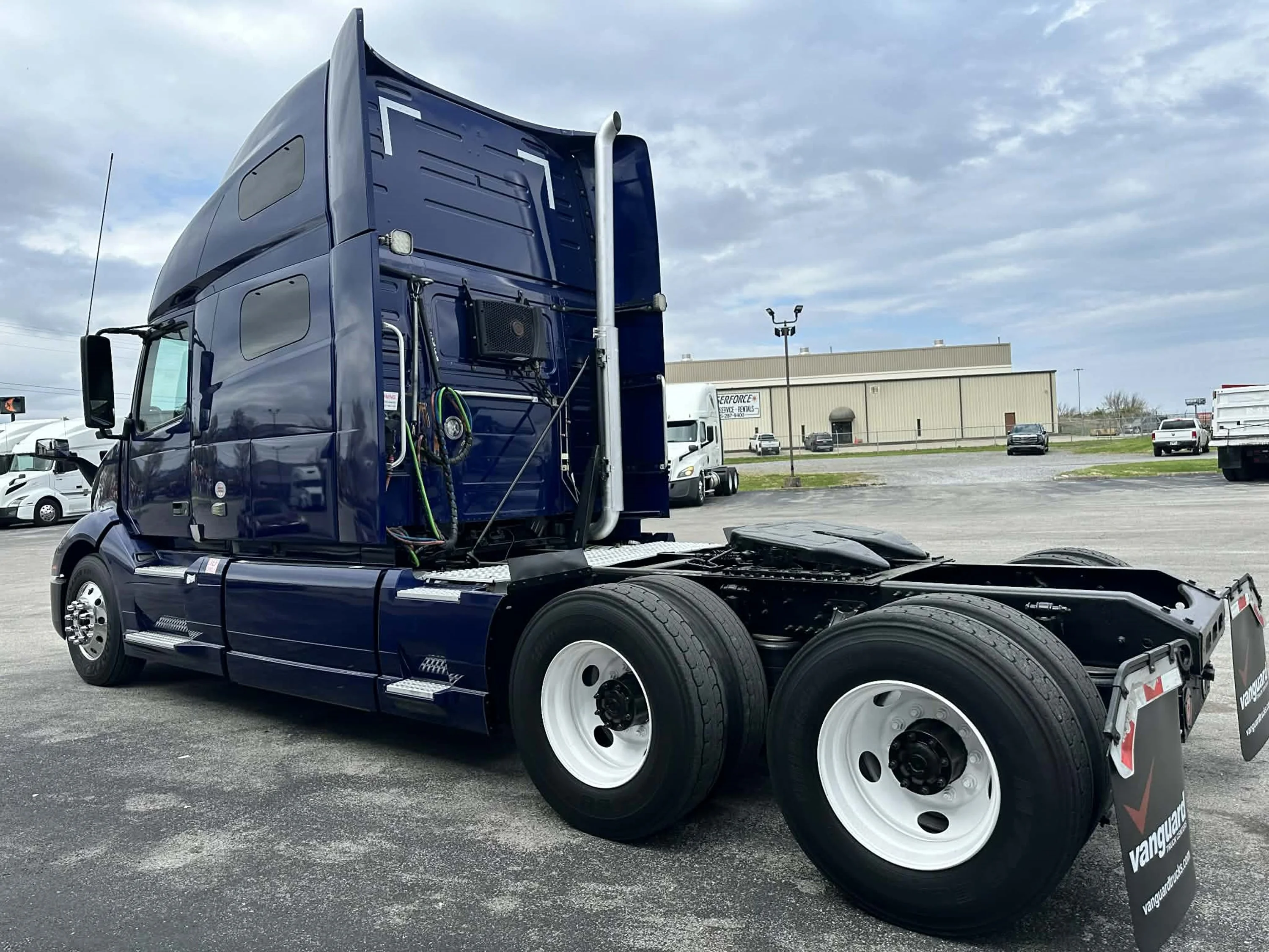 2019 Volvo VNL 760 - image 4