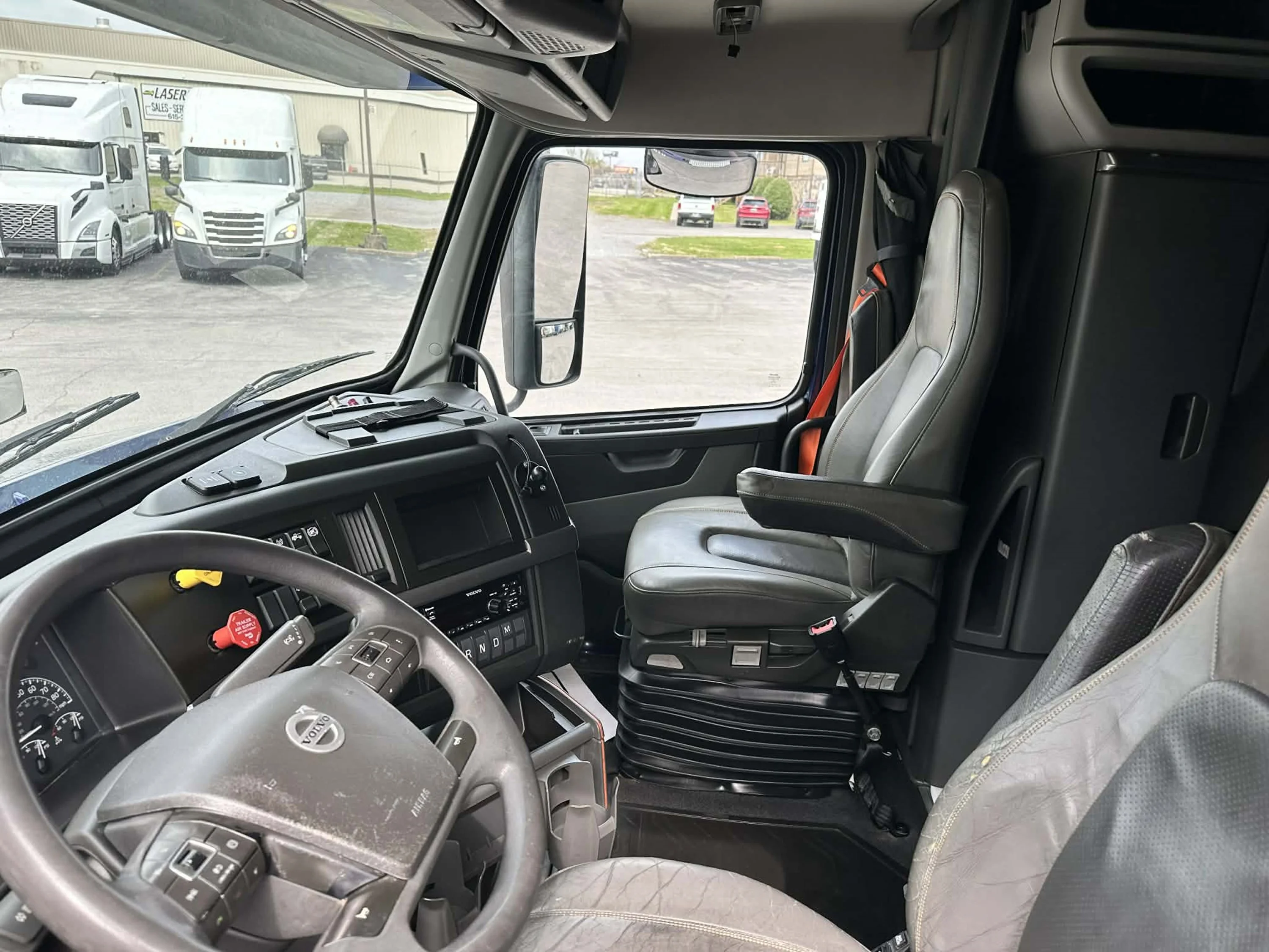 2019 Volvo VNL 760 - image 16
