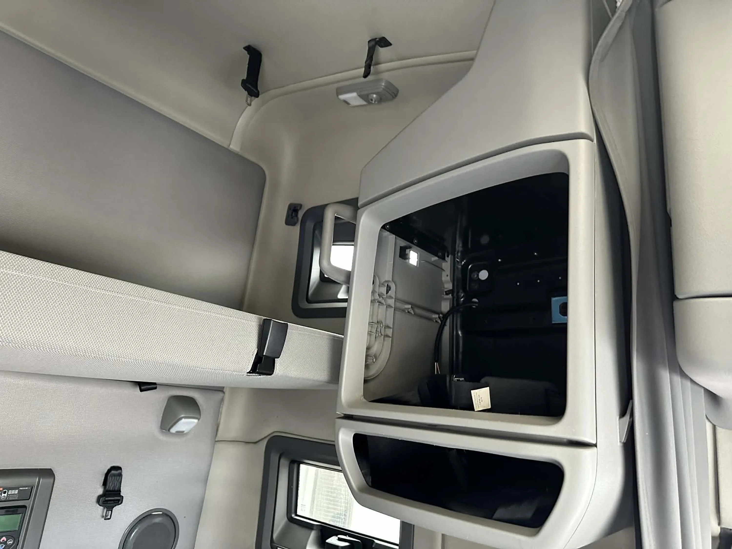 2019 Volvo VNL 760 - image 13