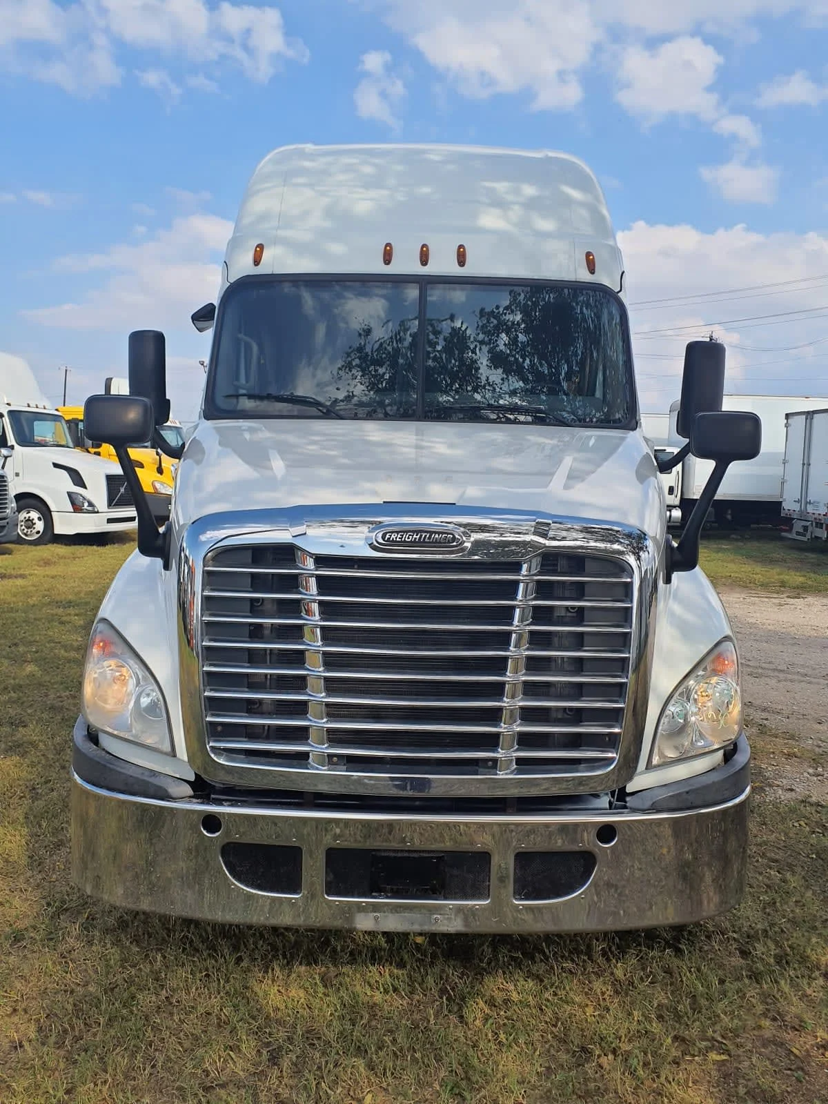 2019 Freightliner Cascadia - image 2