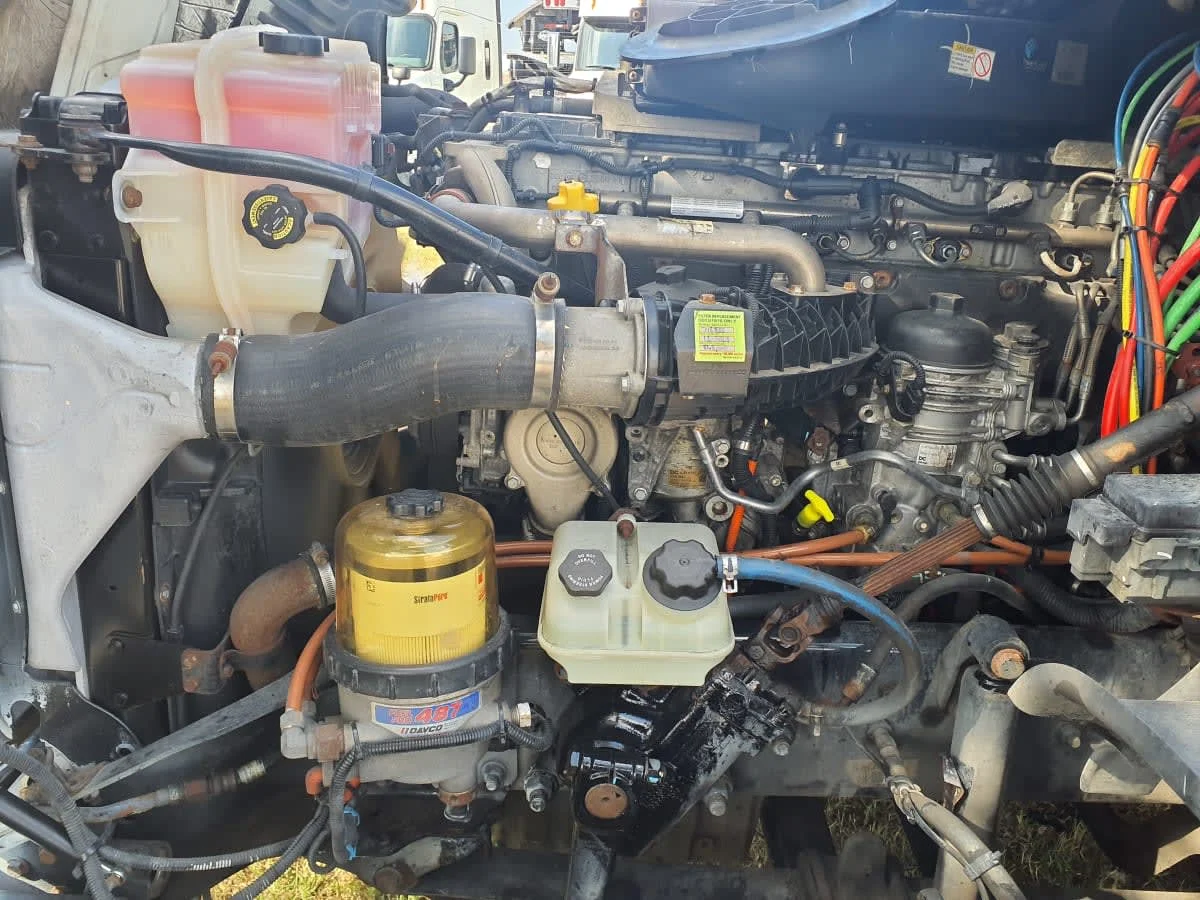 2019 Freightliner Cascadia - image 9