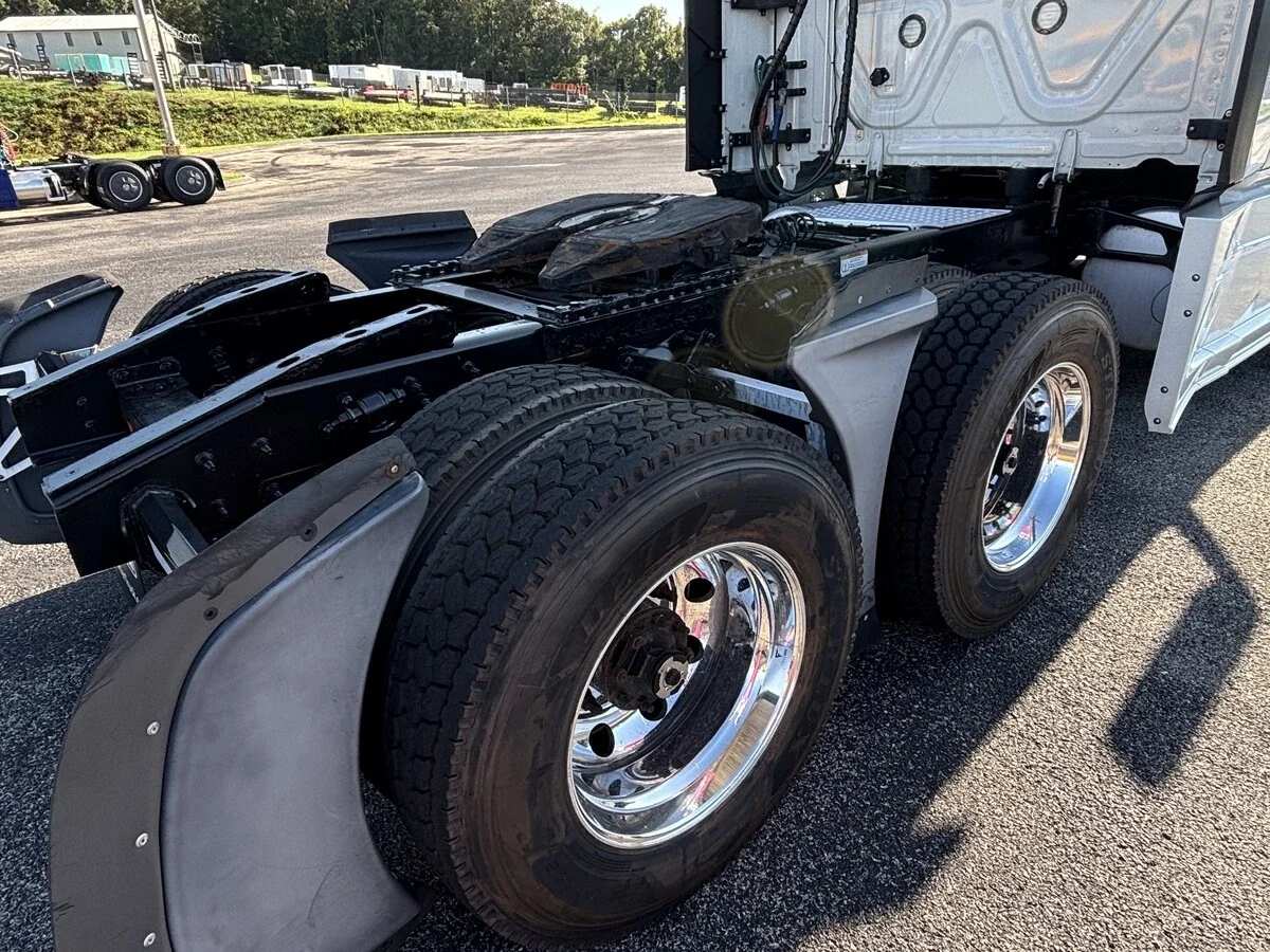 2022 Freightliner Cascadia — photo 11