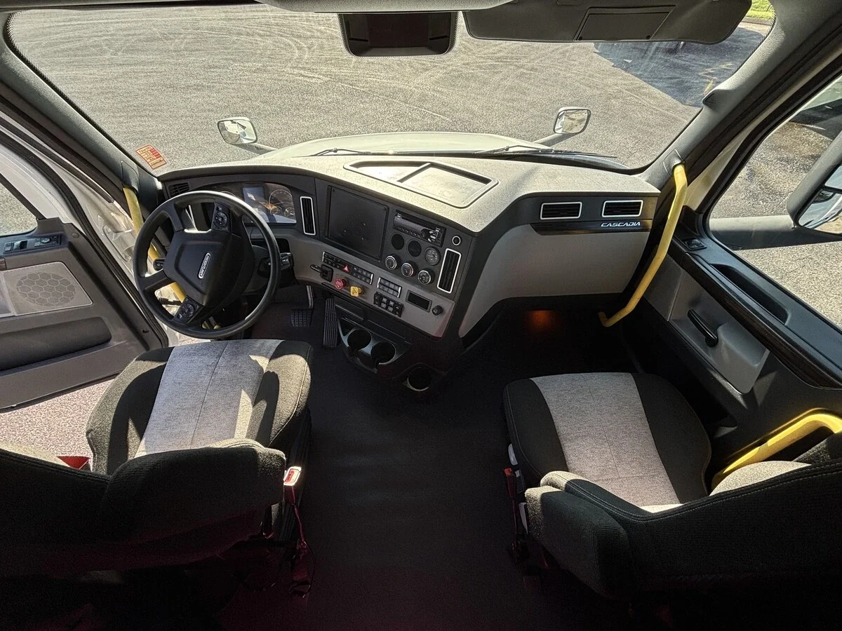 2022 Freightliner Cascadia — photo 17