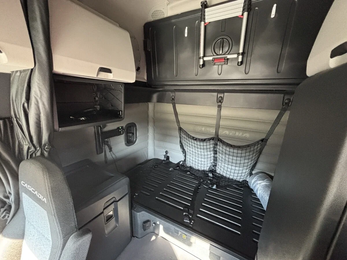 2022 Freightliner Cascadia — photo 16