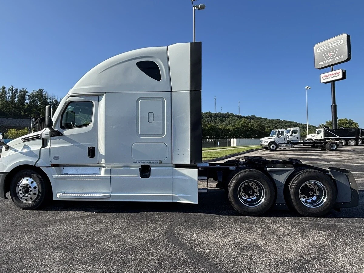 2022 Freightliner Cascadia — photo 8