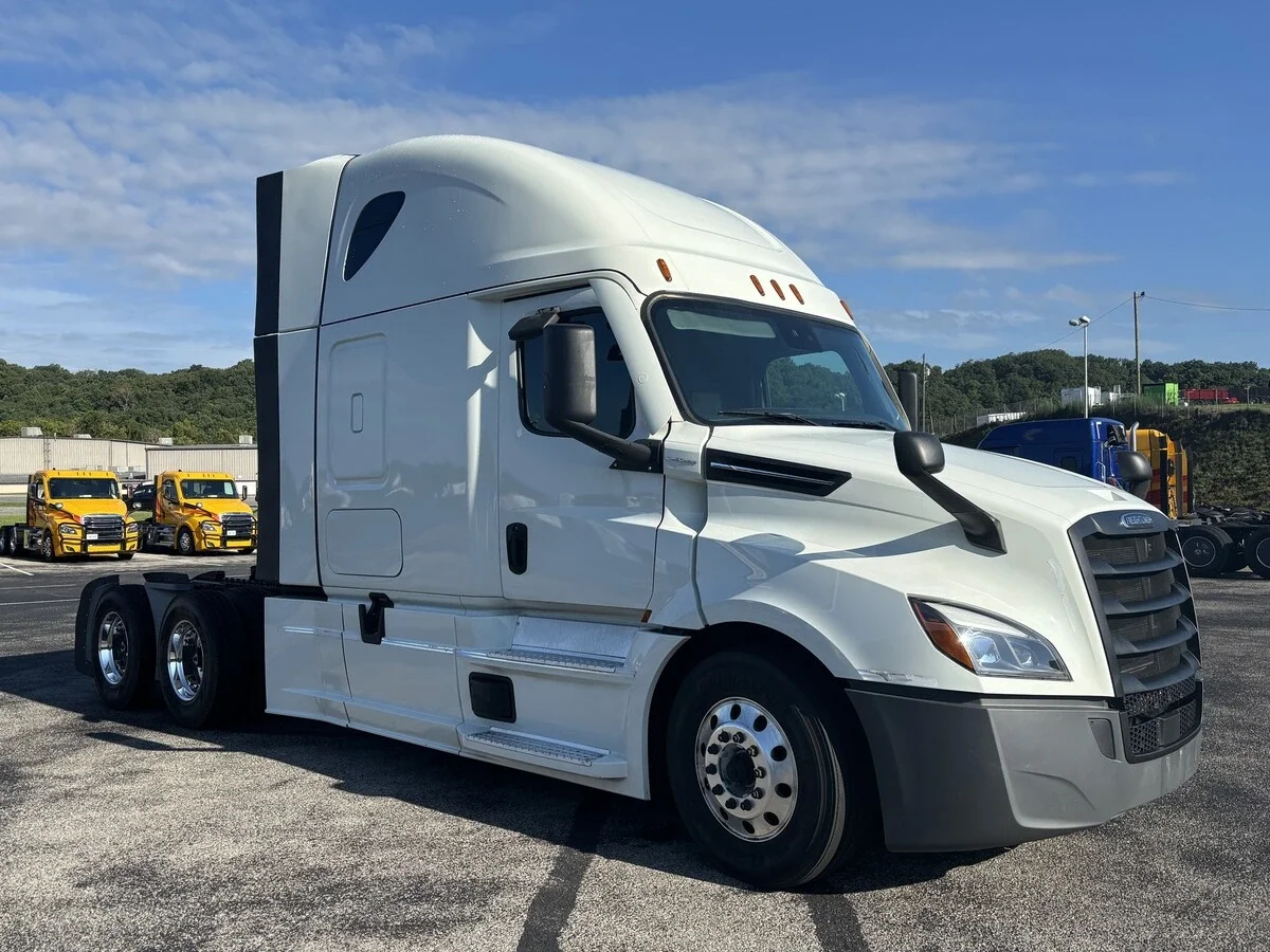 2022 Freightliner Cascadia — photo 3
