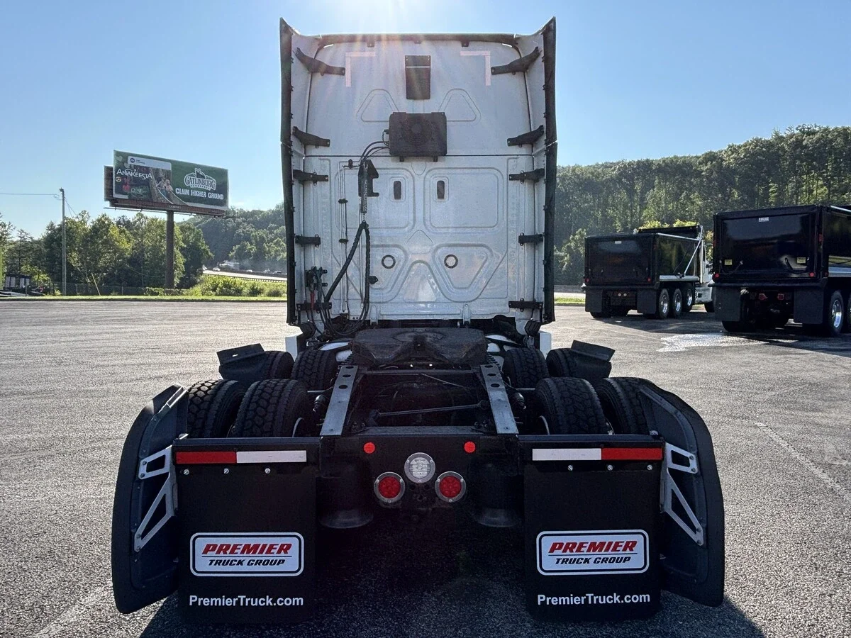 2022 Freightliner Cascadia — photo 6