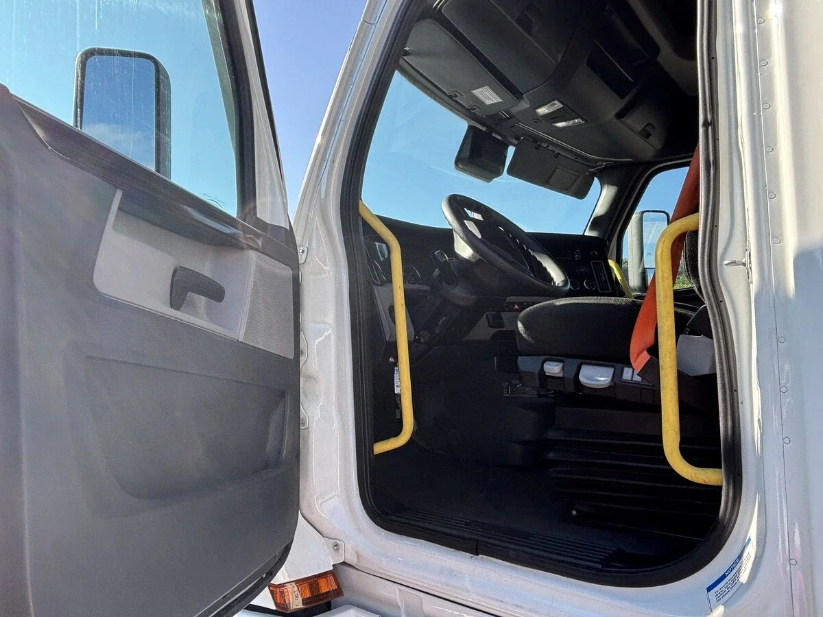 2022 Freightliner Cascadia — photo 15