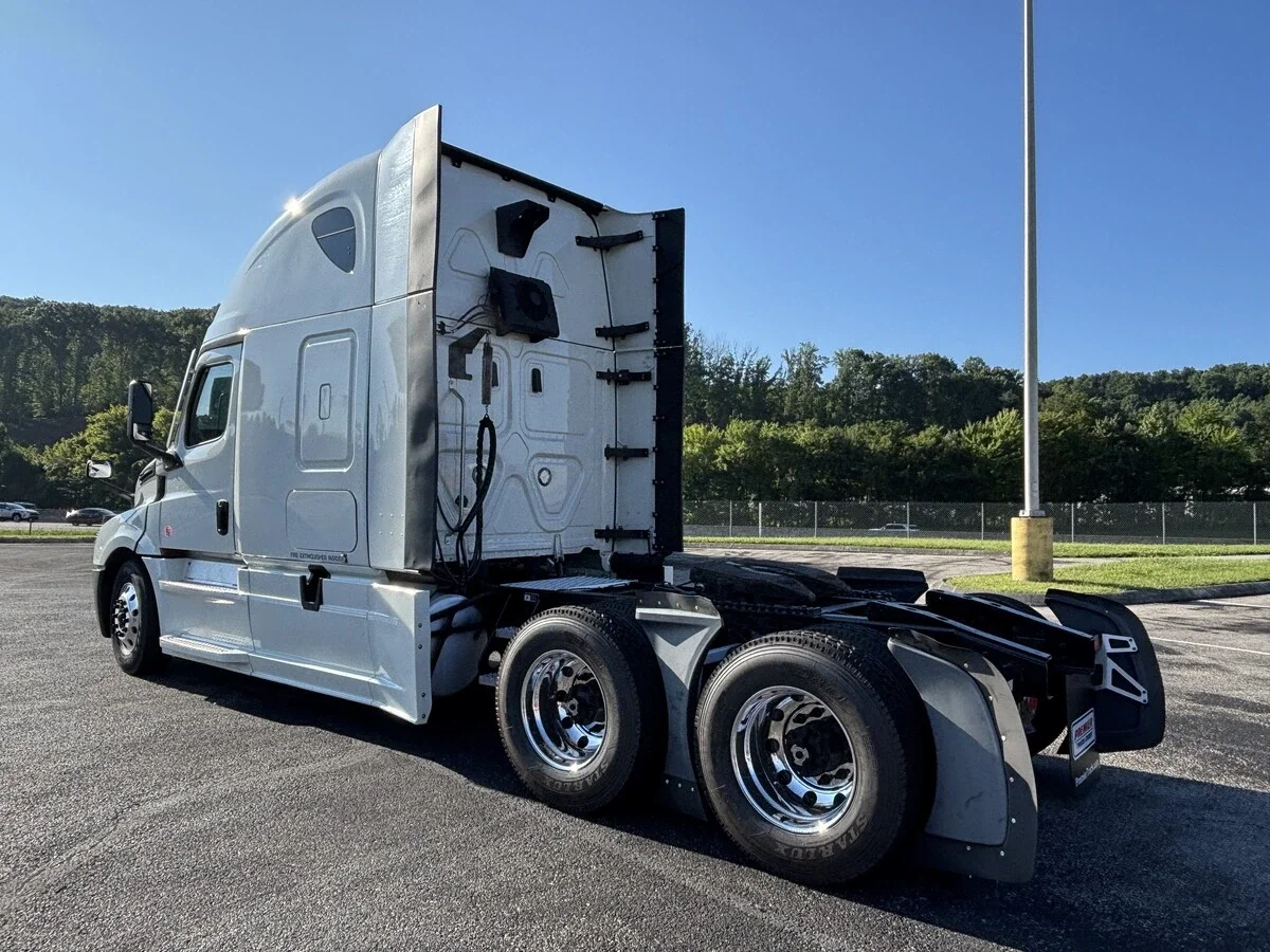 2022 Freightliner Cascadia — photo 7
