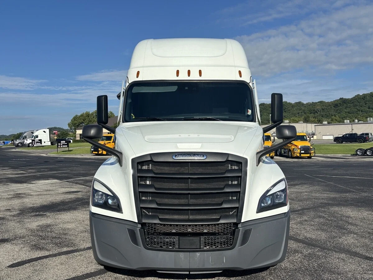 2022 Freightliner Cascadia — photo 2