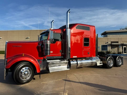 2025 Kenworth W900 in Dallas, TX — photo 2