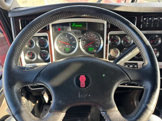 2025 Kenworth W900 in Dallas, TX — photo 3