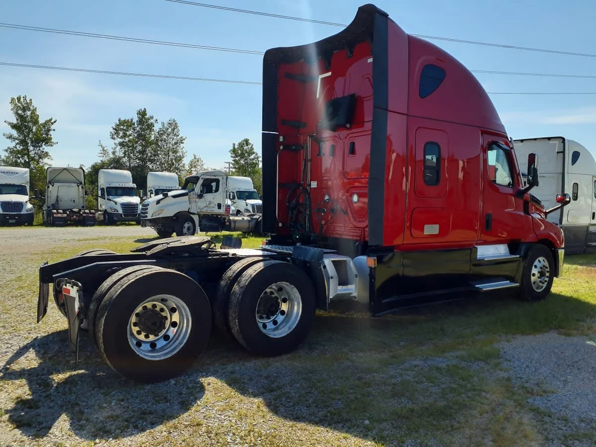 2022 Freightliner Cascadia in Indianapolis, IN — photo 4