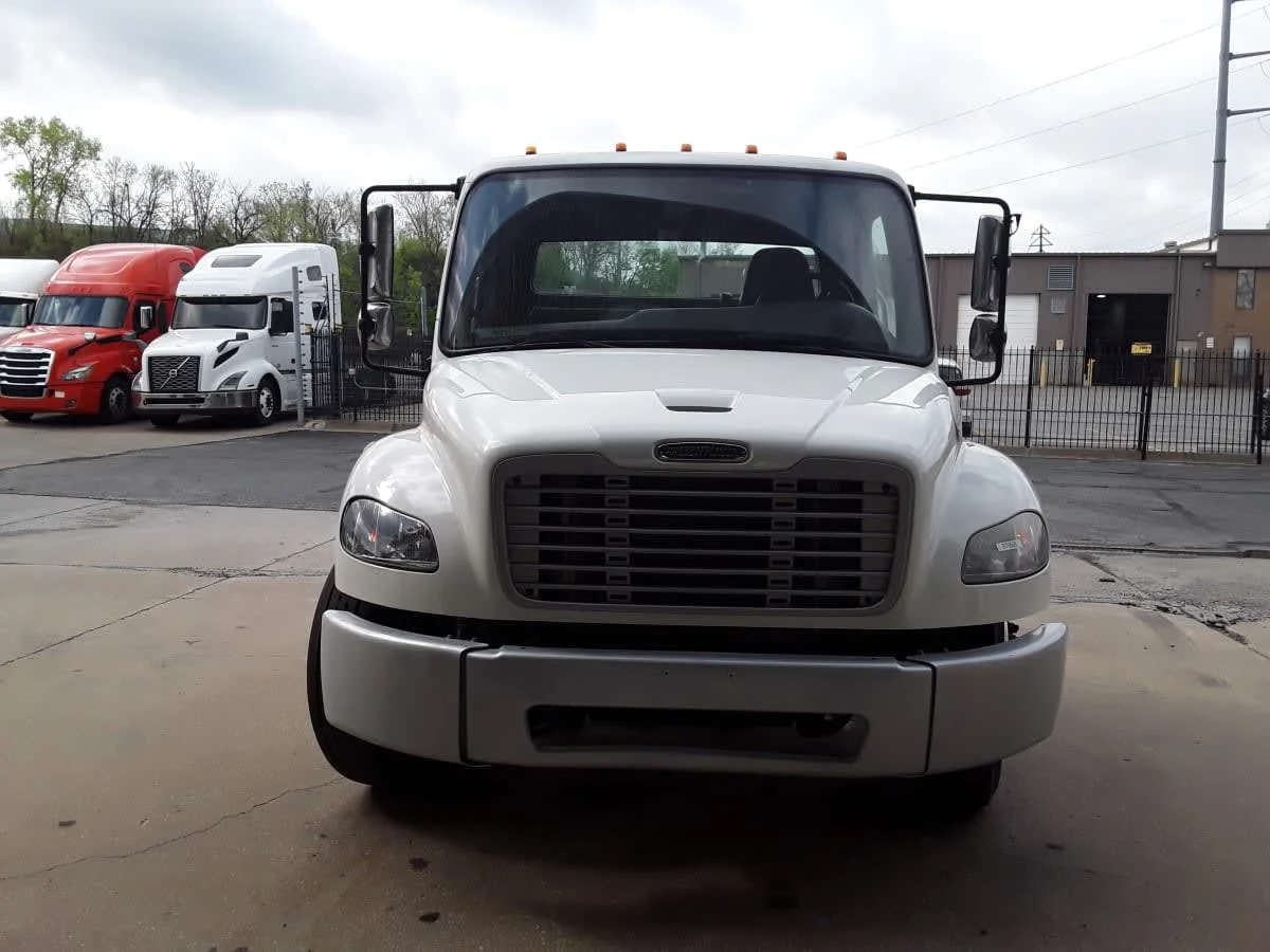 2020 Freightliner M2 106 in Kansas City, MO — photo 2