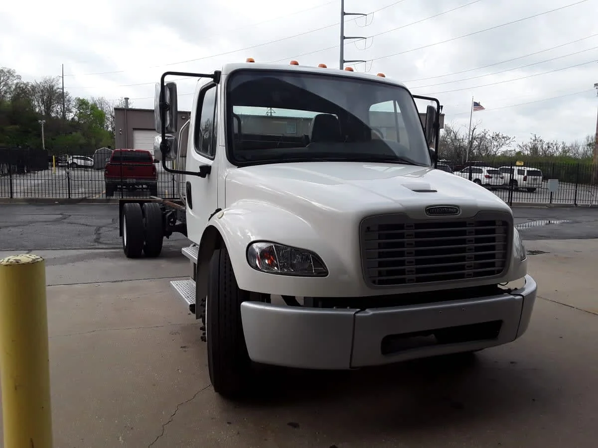 2020 Freightliner M2 106 in Kansas City, MO — photo 3