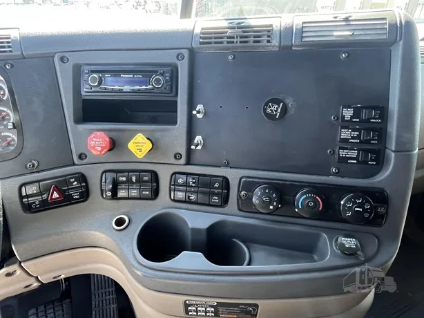 2010 Freightliner Cascadia - image 29