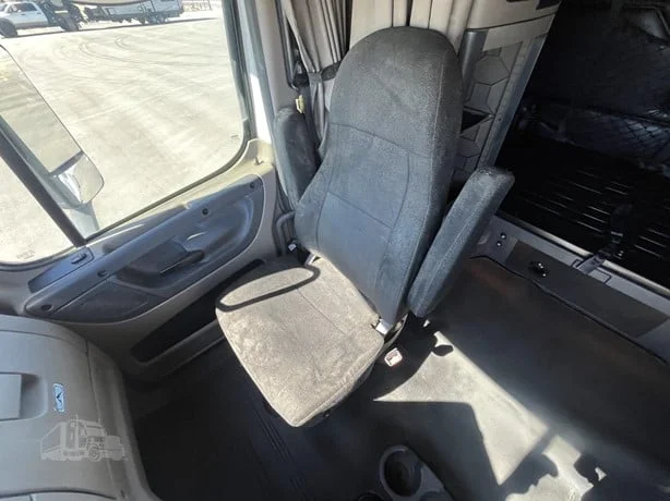 2010 Freightliner Cascadia - image 27