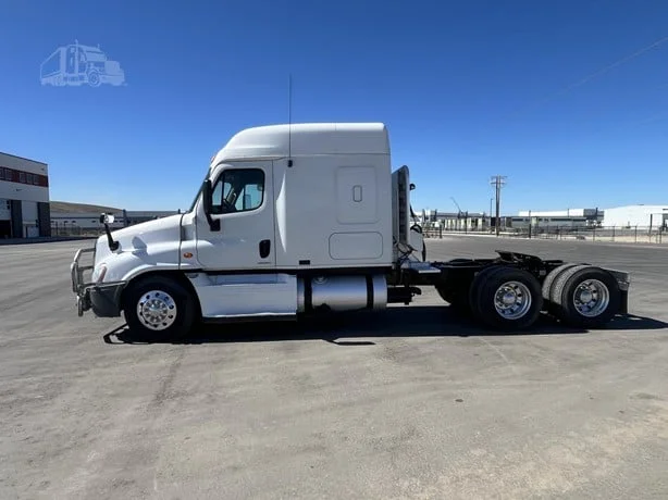 2010 Freightliner Cascadia - image 2