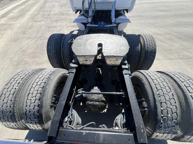 2010 Freightliner Cascadia - image 13