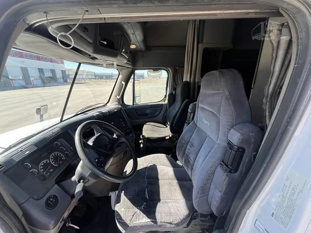 2010 Freightliner Cascadia - image 25