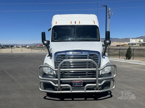 2010 Freightliner Cascadia - image 8