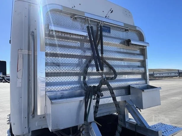 2010 Freightliner Cascadia - image 12