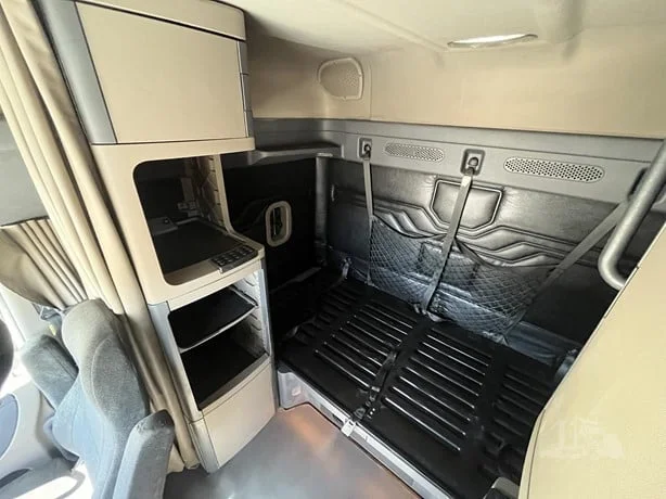 2010 Freightliner Cascadia - image 32