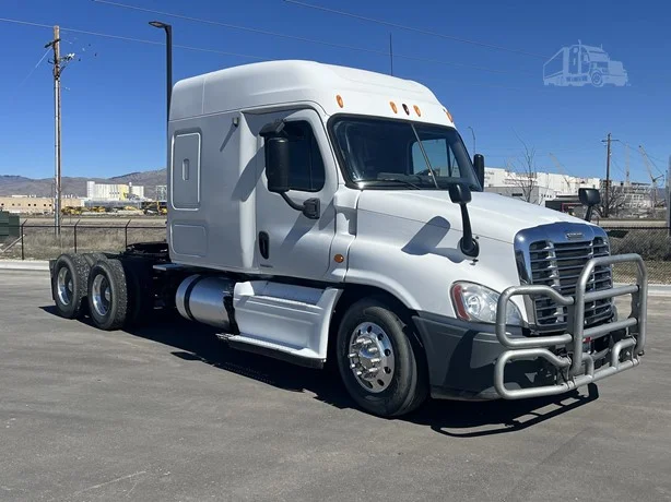 2010 Freightliner Cascadia - image 7
