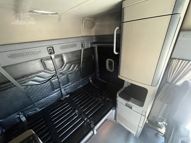 2010 Freightliner Cascadia - image 31