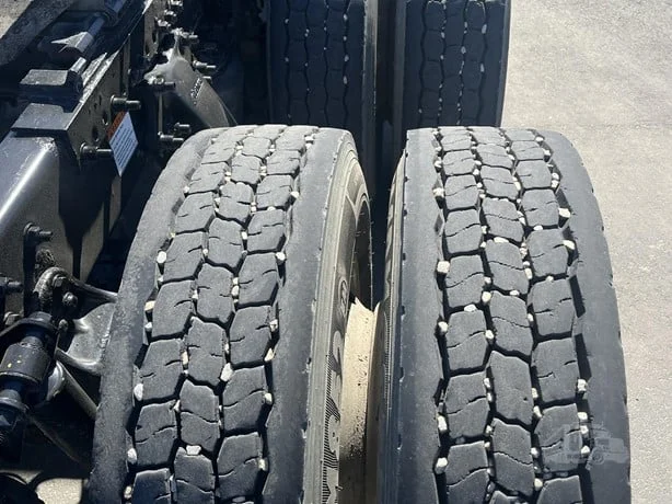 2010 Freightliner Cascadia - image 17