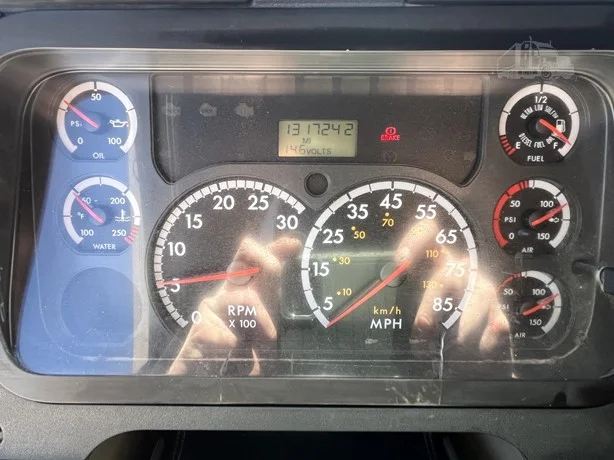 2010 Freightliner Cascadia - image 28