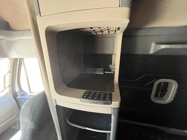 2010 Freightliner Cascadia - image 33