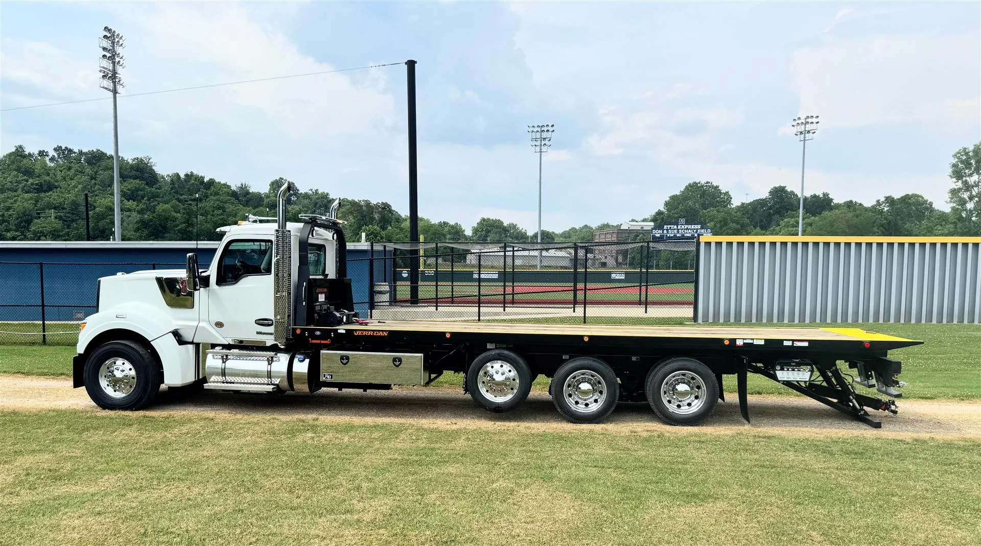 2027 Kenworth W990 in London, OH — photo 13