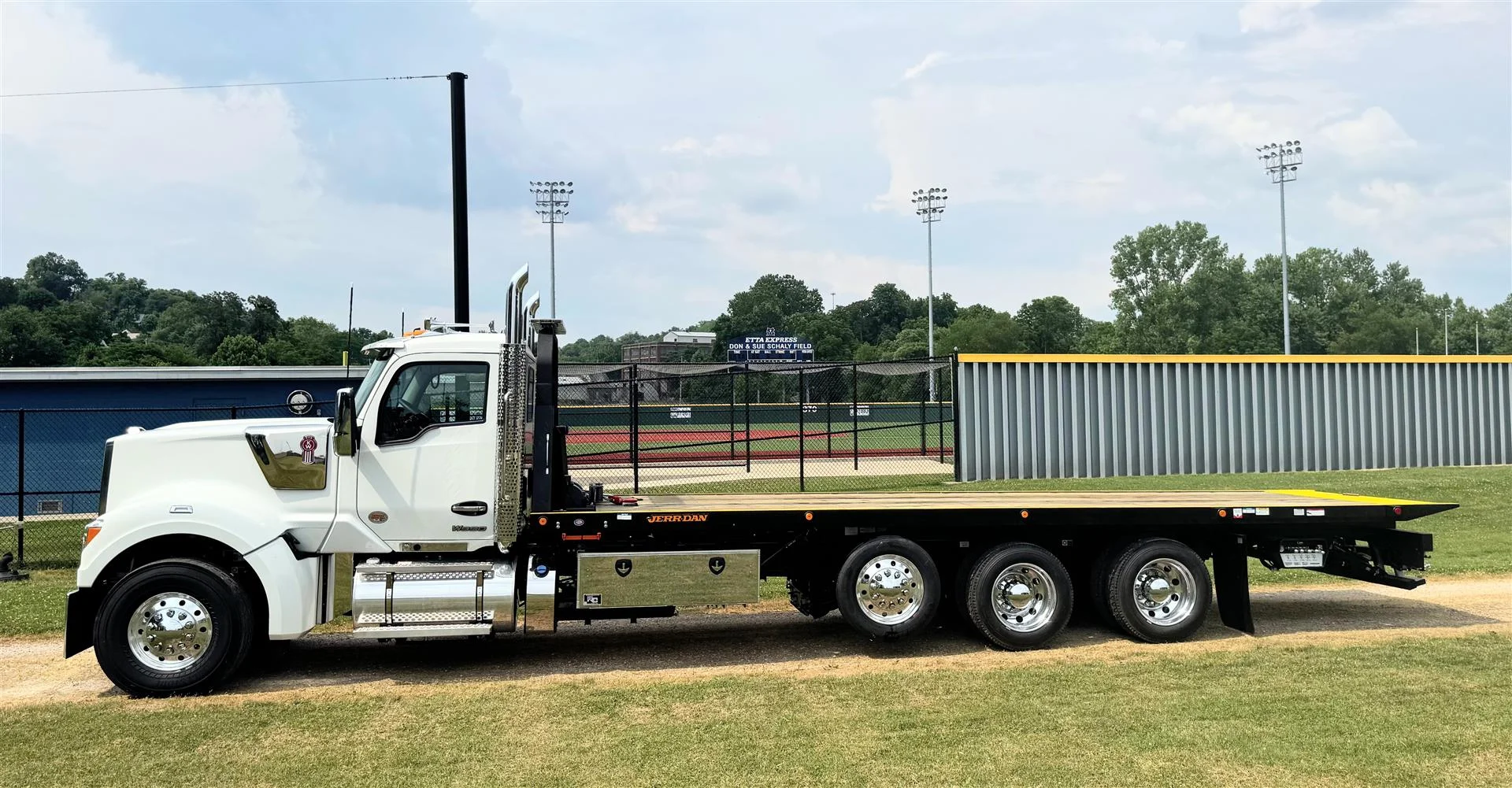 2027 Kenworth W990 in London, OH — photo 3